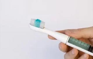 刷牙前牙膏要不要沾水和漱口